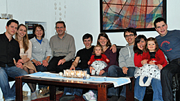 Ehepaar Kuhn (2. Paar v. links) mit Familie (Bild: privat)