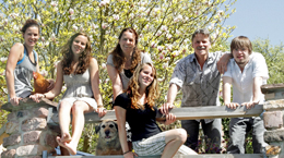 Doro Zachmann (Mitte oben) mit Familie (Bild: privat)