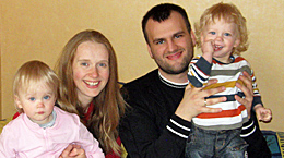 Ehepaar Odrich mit ihren Zwillingen (Bild: privat)