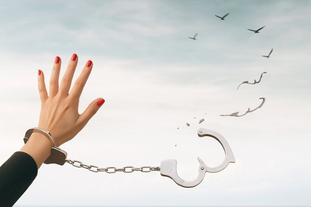 Frau mit Handschellen Copyright: STINA-Notruf