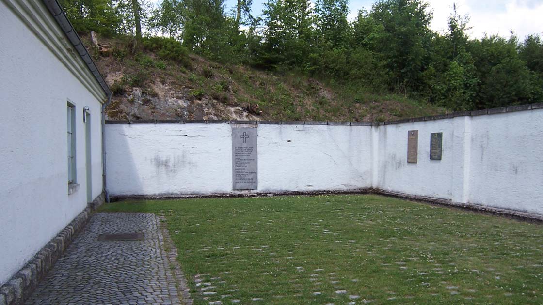 Flossenbürg Arresthof, Ort der Hinrichtung (© Concordiadomi [CC-BY-SA-30])