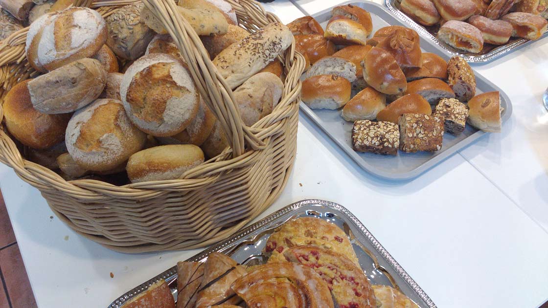 Geschenk der Bäckerei für den Franziskustreff (Foto: Heiko Brattig)