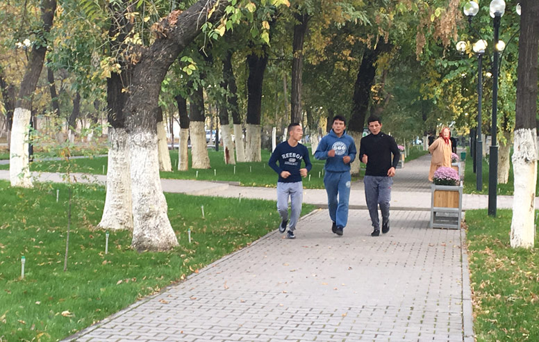 Joggende Jugendliche in Zentralasien