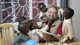 Michael Beyerlein mit Kindern aus Afrika (Foto: privat)