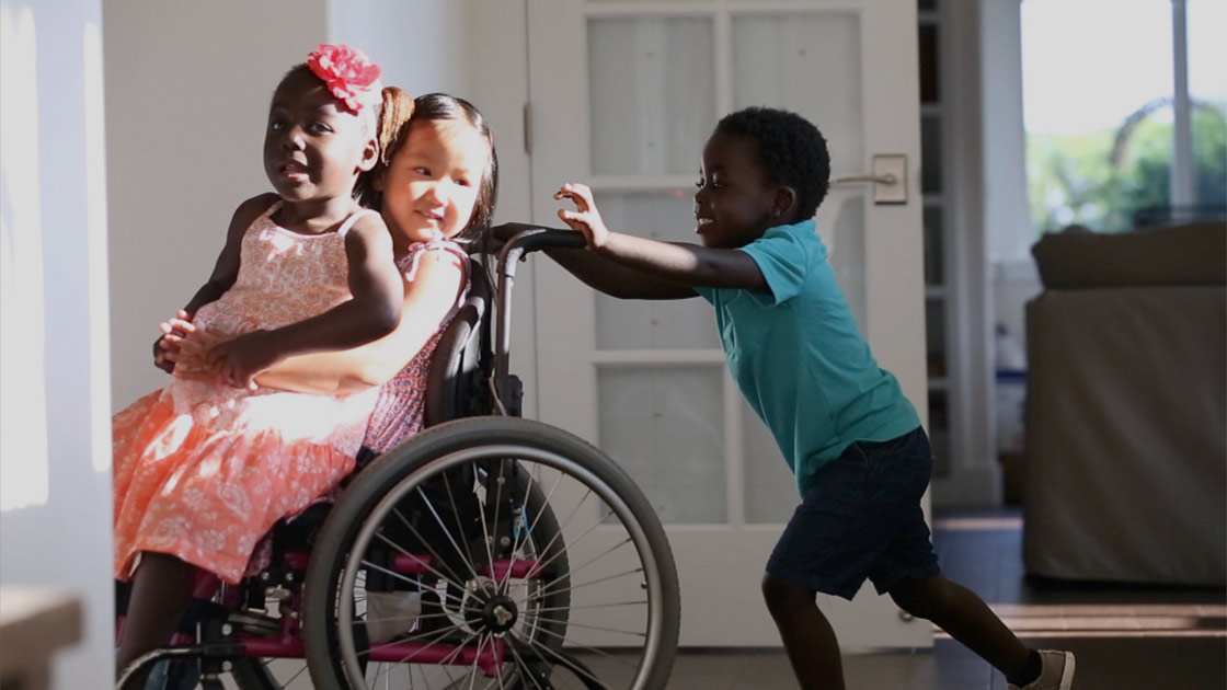 Vorschaubild: Drei Kinder mit Behinderung adoptiert