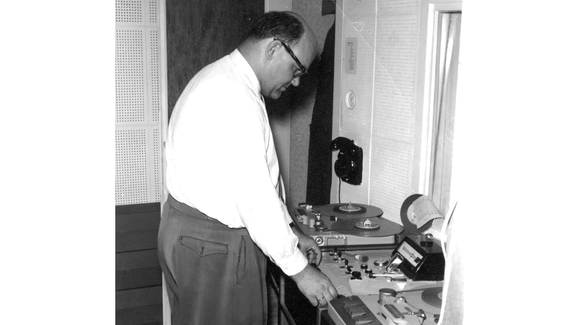 Hermann Schulte produziert die ersten Sendungen in seinen Tonstudios (Hermann Schulte Verlag).