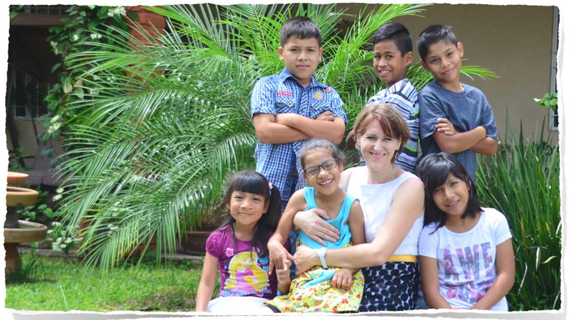 Pia Kaufmann mit mexikanischen Kindern (Foto: Privat)