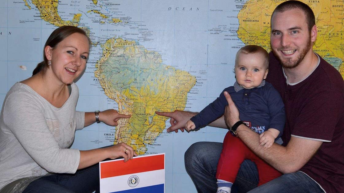 Familie Winarske vor Weltkarte (© TeKappa)