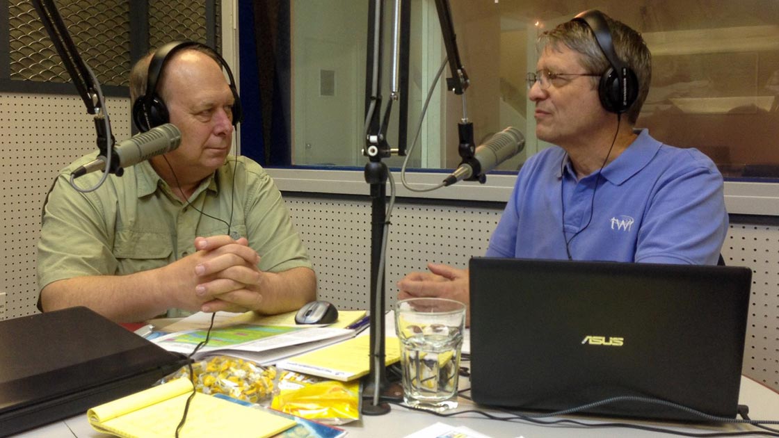 Lauren Libby (links) im Studio von TWR auf Bonaire. (Foto: John Summerville./TWR.Bonaire) 