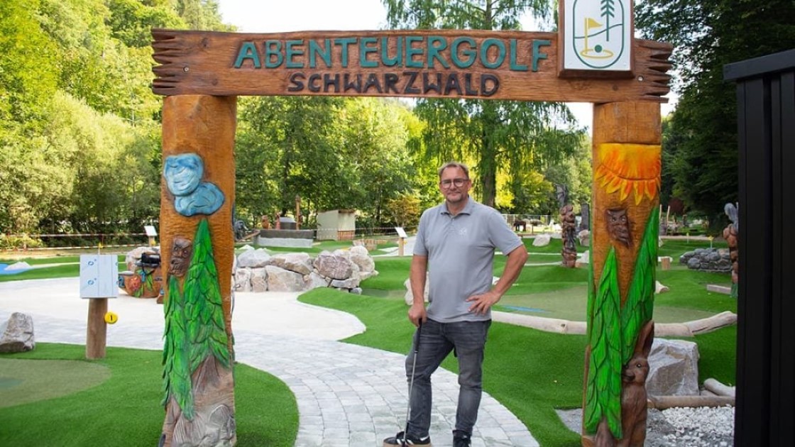 Vorschaubild: Steht ein Elefant auf der Minigolfbahn …