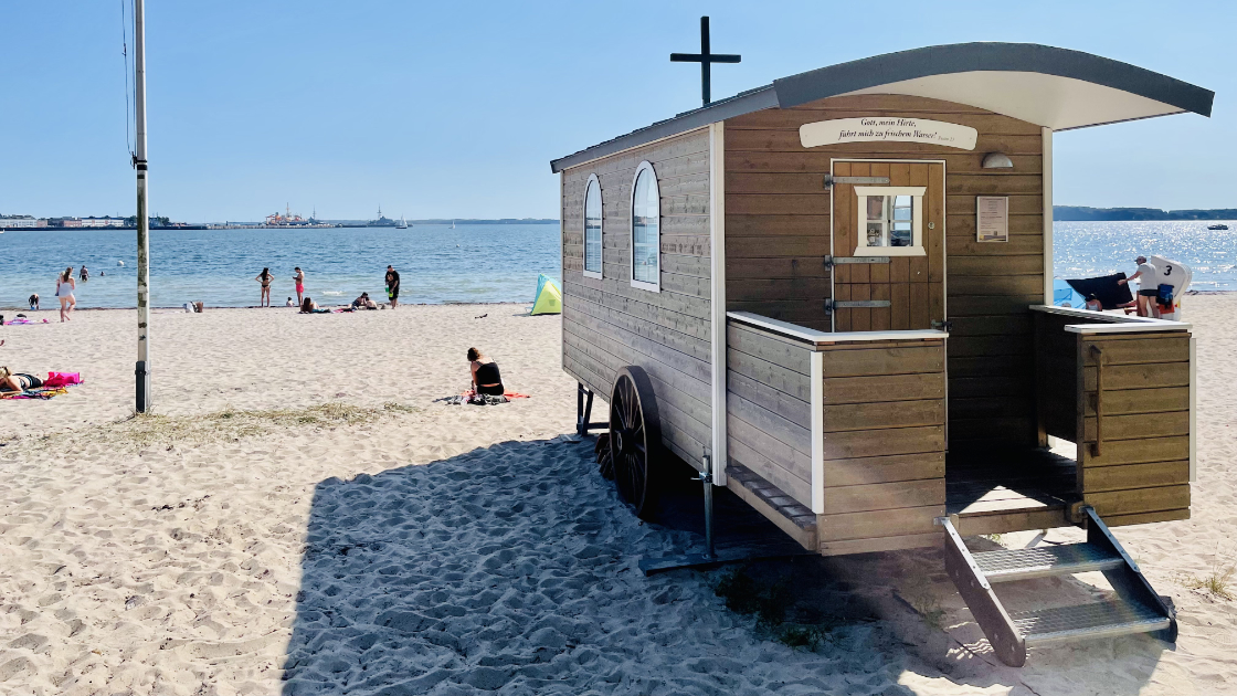 Vorschaubild: Urlaubszeit: Besuch im Bibelgarten und Gottesdienst am Strand