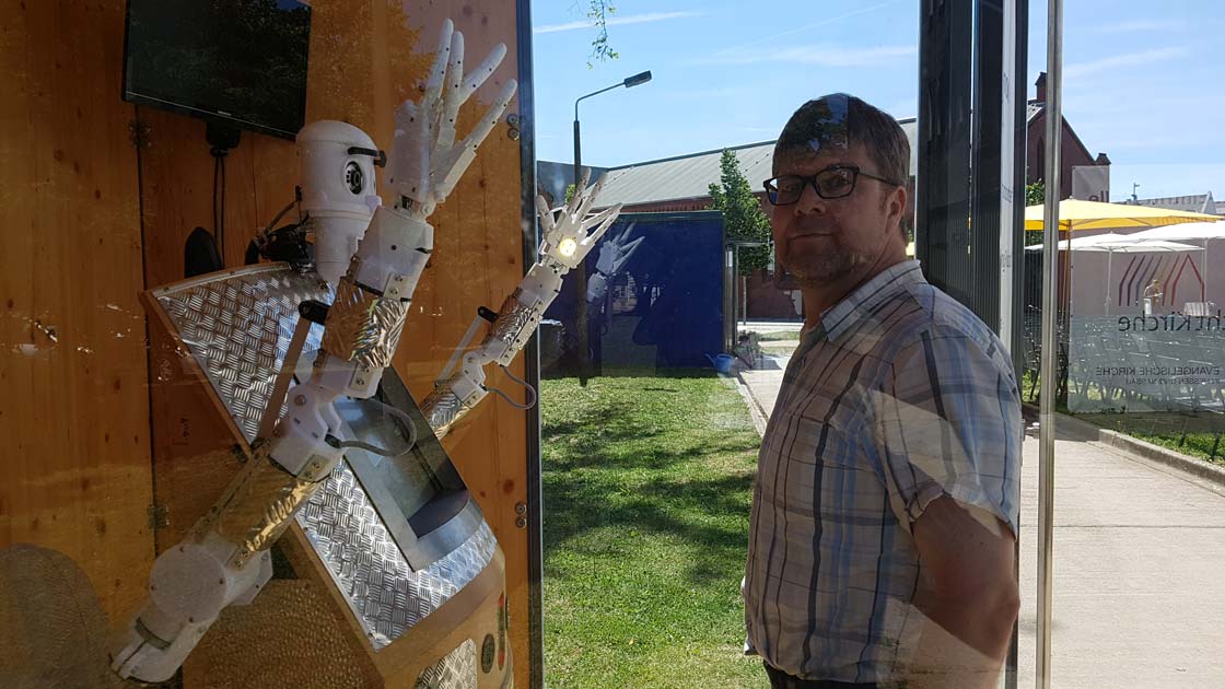 Pfarrer Fabian Vogt, geistiger Vater des Segensroboters