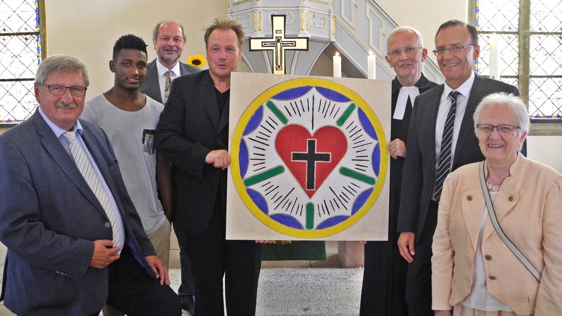 Gruppenbild: Handwerkergottesdienst „Begeisterung zählt“ V. l. n. r. Heinrich Gringel (Präsident der Handwerkskammer Kassel); Erimiyas Tedelde (Auszubildender); Dieter Lomb (Evangelische Handwerkerarbeit in der Kirche von Kurhessen-Waldeck); Frank Michel (stv. Kreishandwerksmeister); Christian Wachter (Dekan); Frank Dittmar (Kreishandwerksmeister) und Ingeborg Bechstedt (Handwerk und Kirche) 