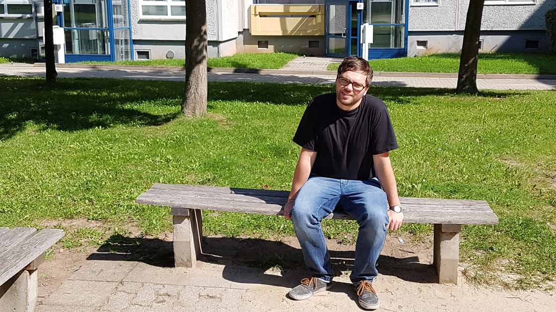Tino Schimke sitzt auf einer Parkbank (Foto: Regina König)