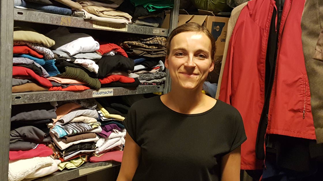 Sozialarbeiterin Silvia Albert von der Wohnungsnotfallhilfe der Diakonie in Dresden in der Kleiderkammer