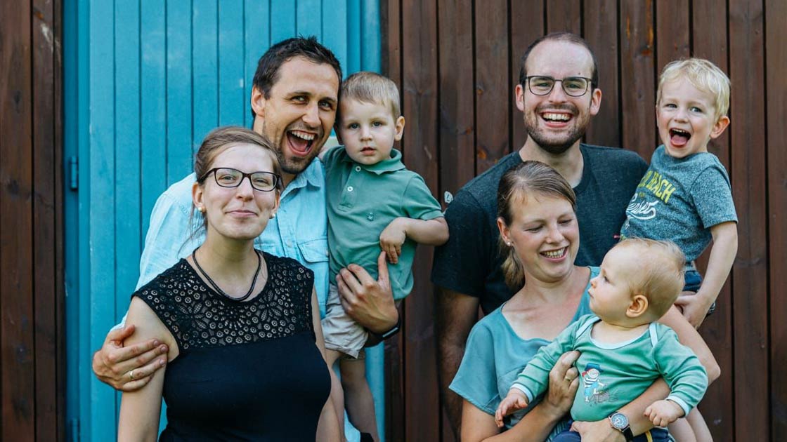 Die Pastoren der Mittendrin-Gemeinde Aaron Köhler und Tobias Klement mit ihren Familien (Foto: Mittendrin Cottbus)
