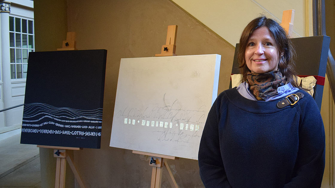 Lehrerin und Hobby-Kalligrafin Antje Huse (Foto: Oliver Jeske / ERF)