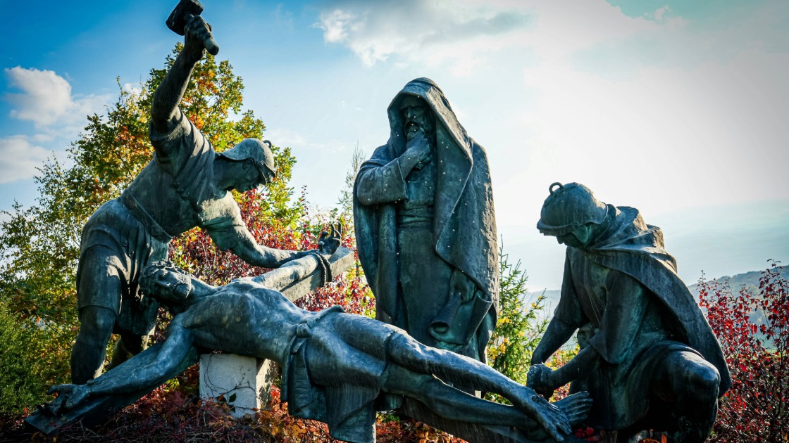 Vorschaubild: Menschen unter dem Kreuz