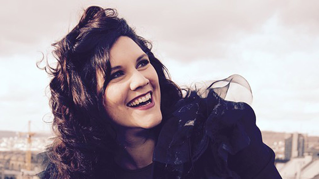 Tina Pantli sitzt am Tisch mit einer Tasse Kaffee