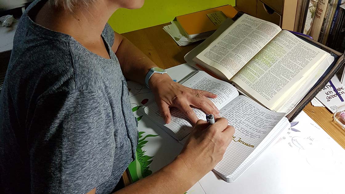 Annette Hesmert schreibt die Bibel ab. (Foto: privat)