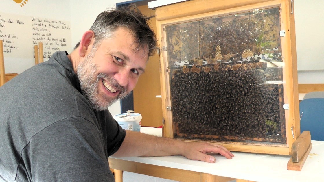 Vorschaubild: Imker und Bienenmissionar