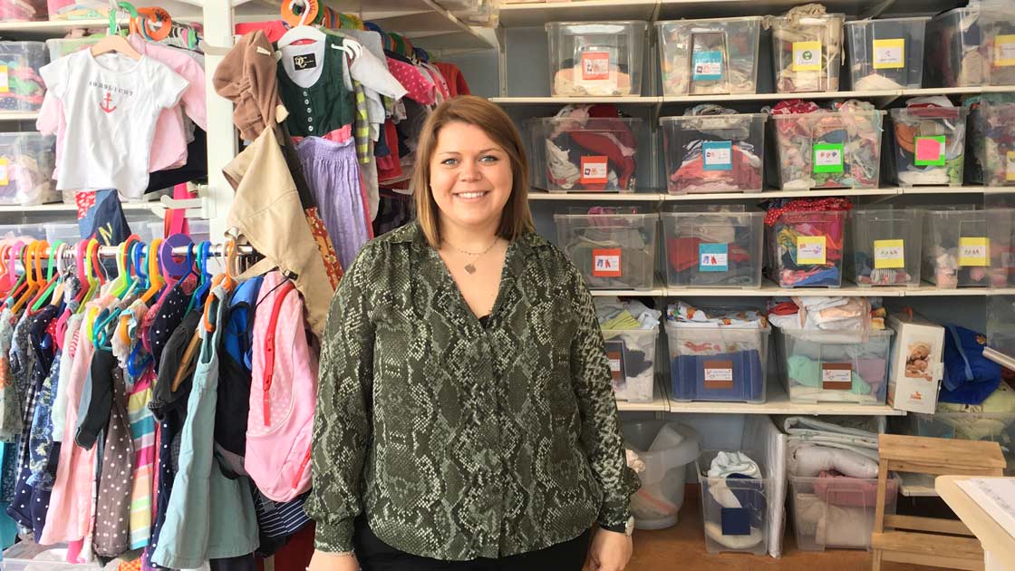 Lorena Neumann im „ElternLaden“ (Foto: Diakonie Hamburg)