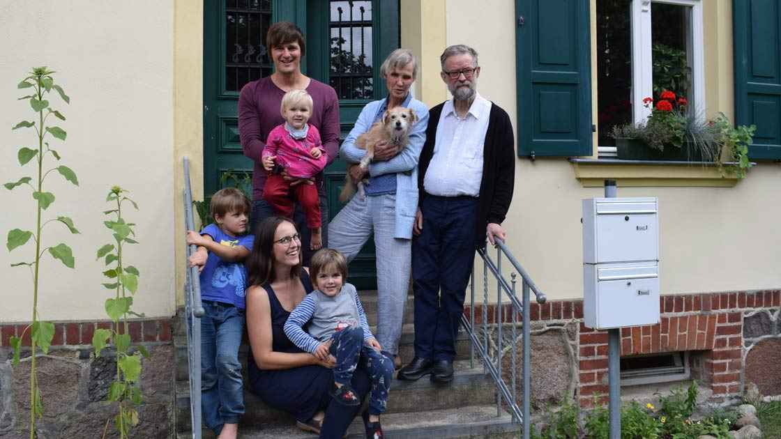 Familie Schmidt und Ehepaar Staemmler (Foto: ERF)