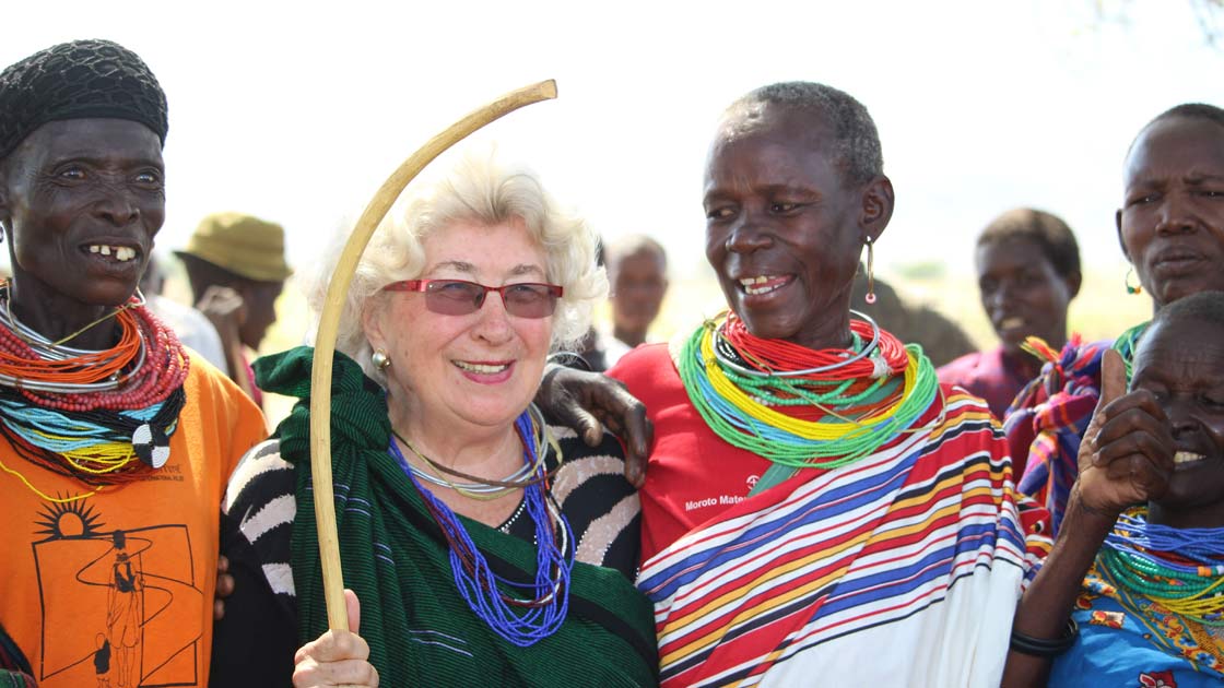 Maria mit Männern aus Afrika (© Vision for Africa)