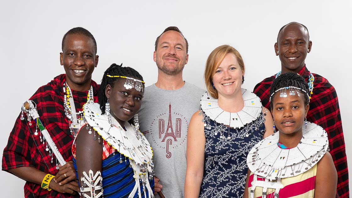 Massaiteam aus Tansania mit Sarah und Dirk Frykowski von Hilfe für die Massai