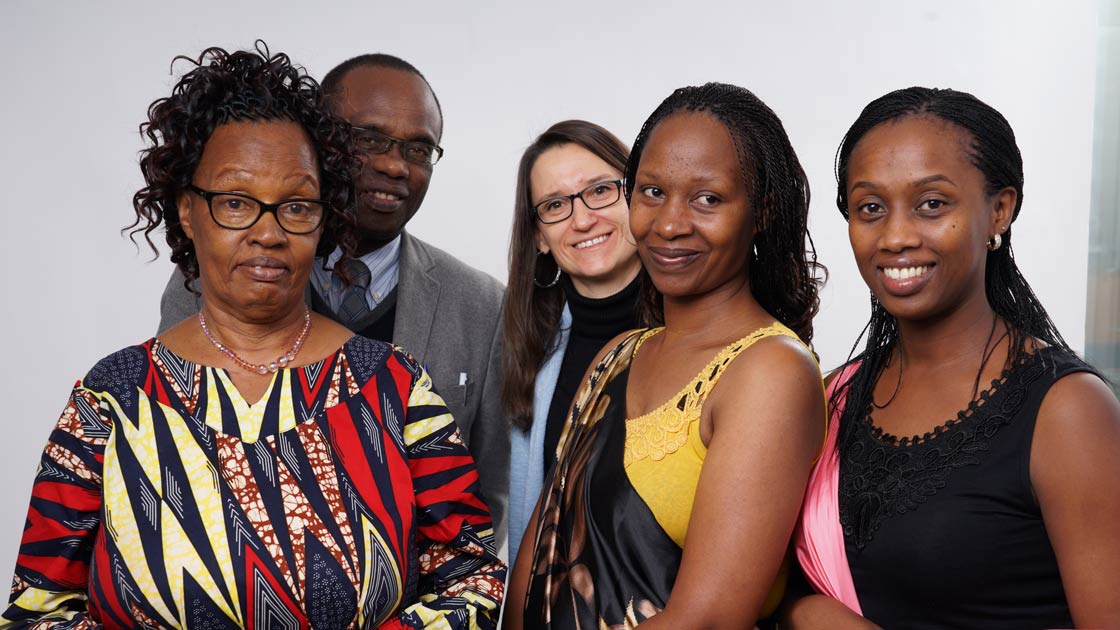 Carmen Schögraf mit Ruandateam (Foto: ERF Medien)