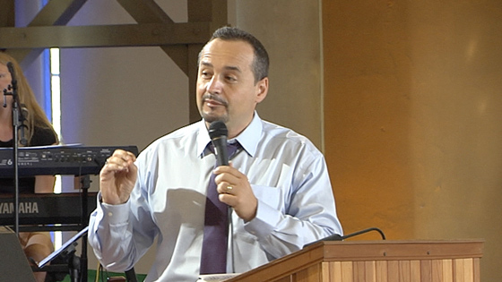 Akil Pano spricht auf der Allianzkonferenz (Foto: ERF Medien)