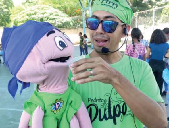 TWR Mitarbeiter mit der Krakenpuppe Pedrito