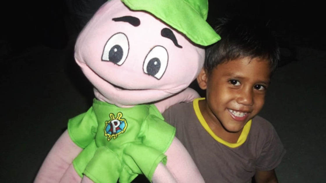 Junge mit der Krakenpuppe Pedrito