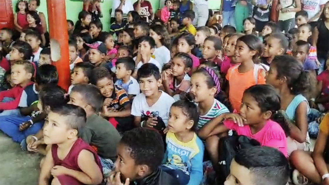 Gruppe von Kindern lauscht gespannt