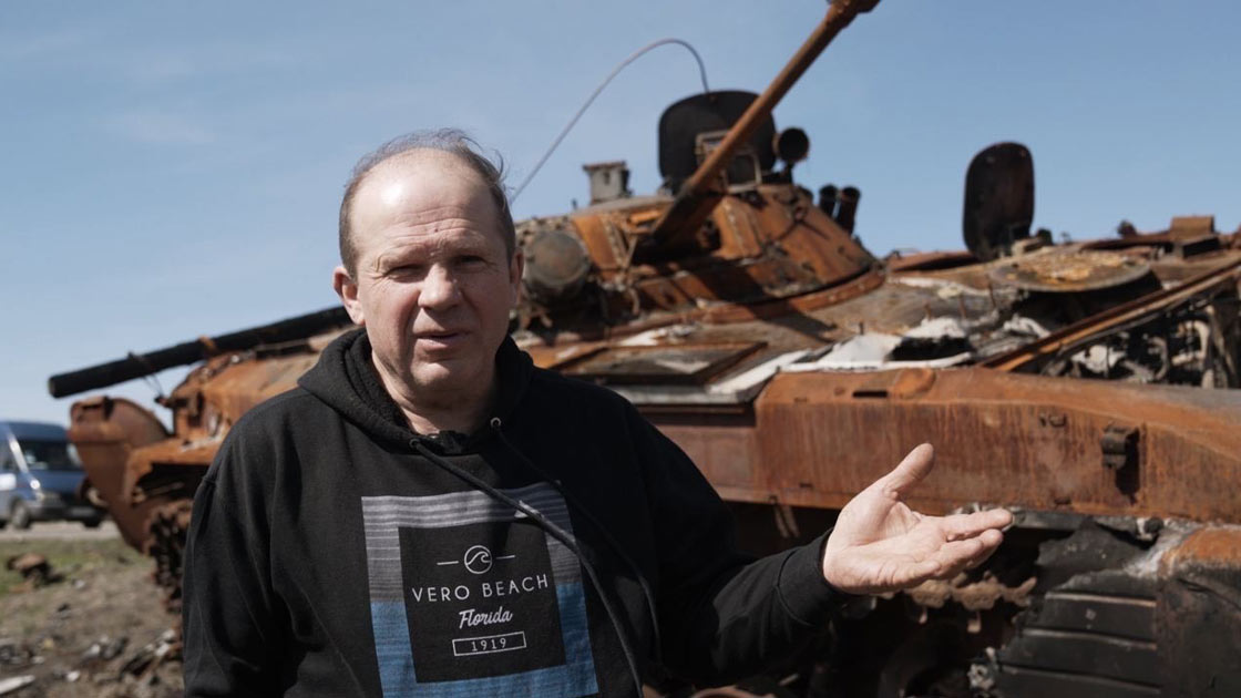 Alex, Leiter TWR Ukraine vor einem zerstörten Panzer ( Copyright: TWR Ukraine)