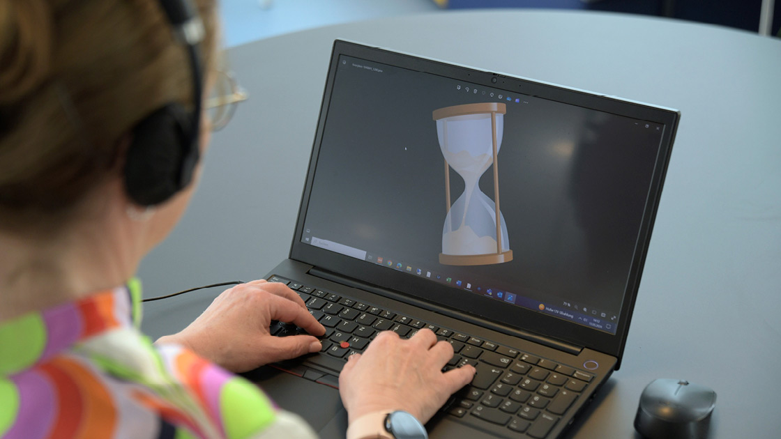 Carmen Schmidt mit altem Laptop (Bild: Lehmann / ERF, 95C / pixabay.com)