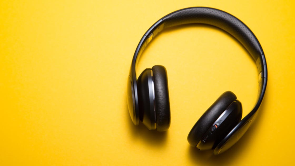 Kopfhörer auf gelbem Untergrund