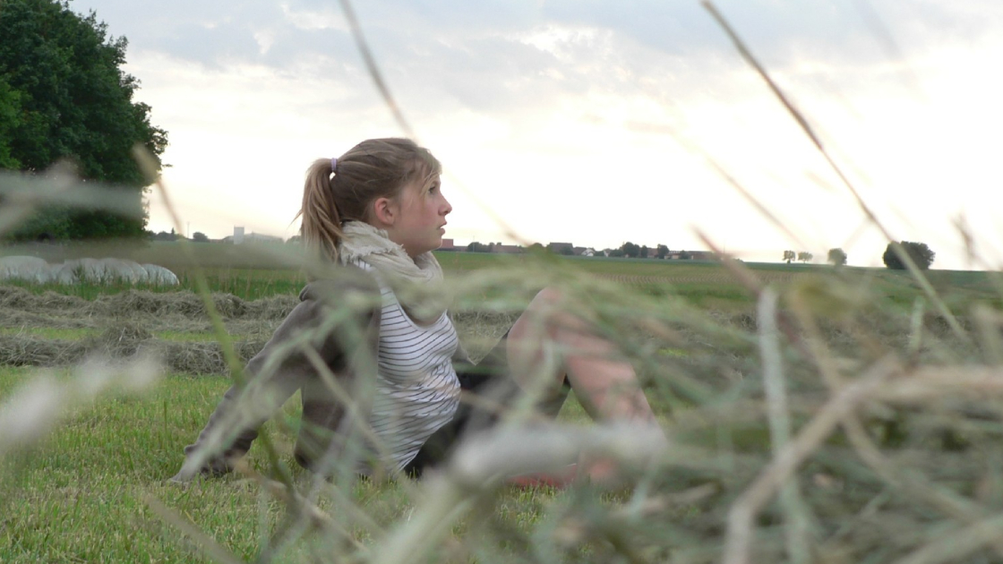 Maria Dietz auf einer Wiese