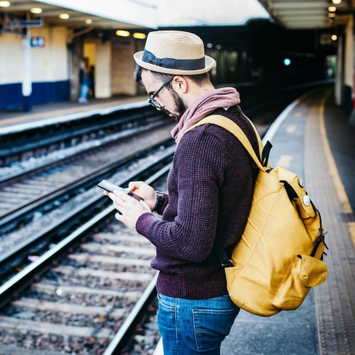 Mann steht am Gleis und tippt aufs Handy (Bild: Clem Onojeghuo / unsplash.com)