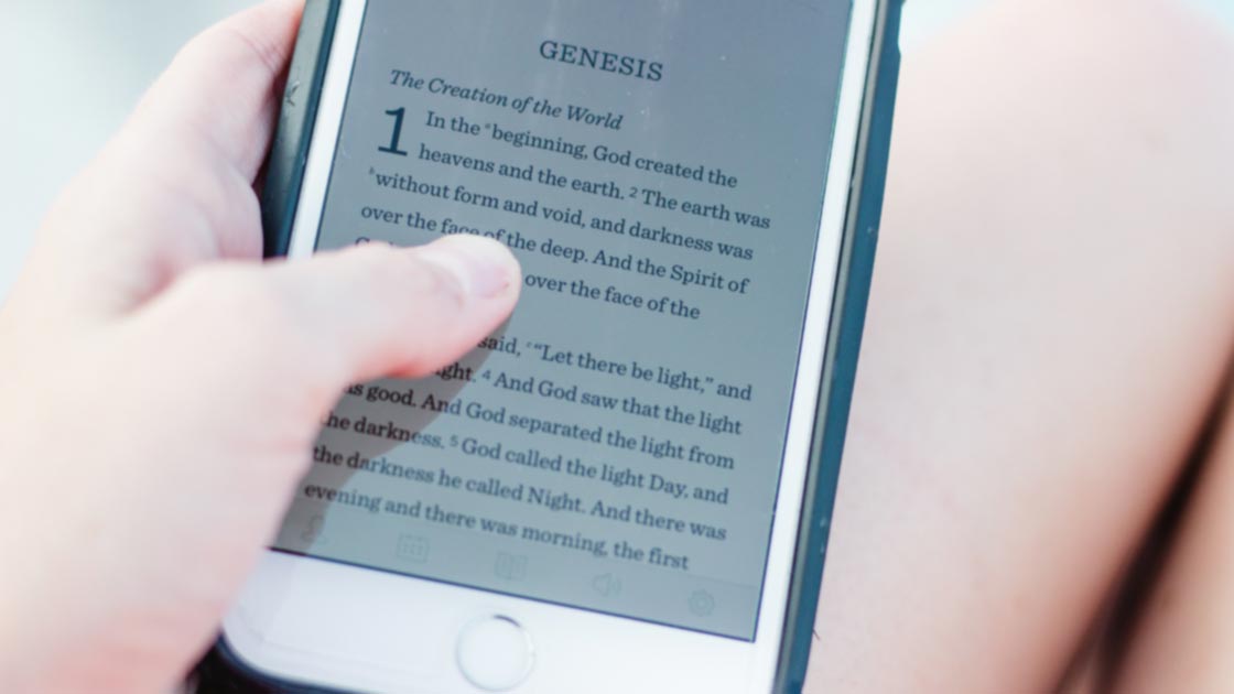 Smartphone mit Bibeltext drauf